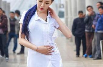 AISS爱丝(黄金版) - 看吧，萱萱又更新了，她是该健身还是该找摄影师？