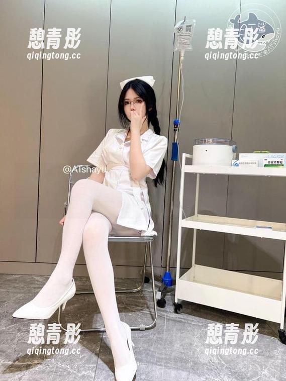 什么是新年之夜？在AT鲨的高清写真中，答案似乎就在那一眨眼间。