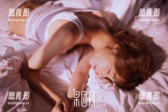 GIRLT果团网 - 看着周于希的高清裸足图集，我心里在默默问：我要不要去踢球？