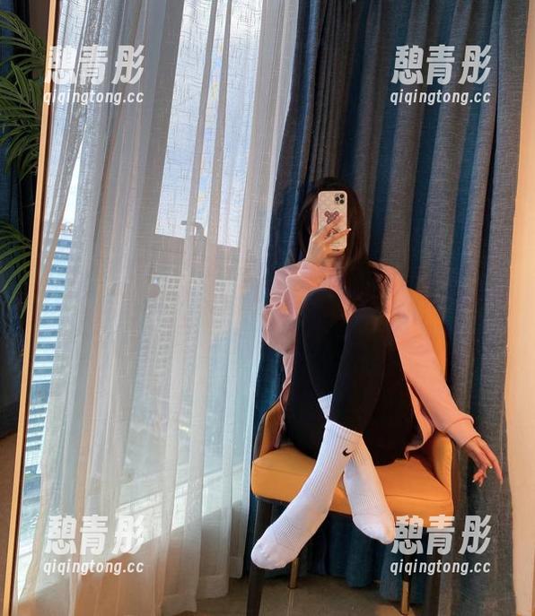 July芝岚 微密圈 - July芝岚的写真:油亮肉丝与白棉袜的日常—原图带你见证!