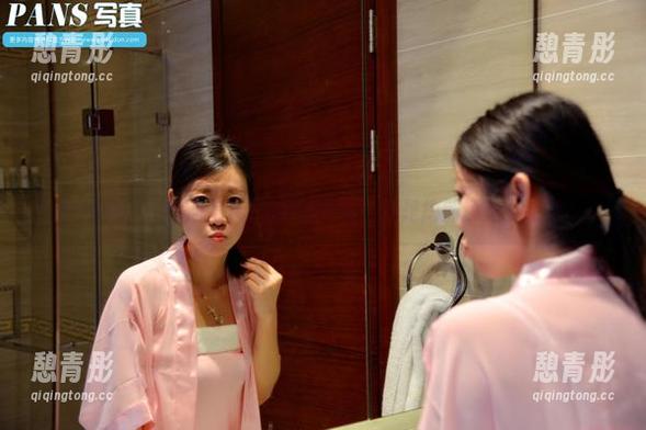 PANS - 作品里Cici和她的皮衣：这是拍照还是时装秀？