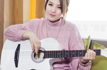 TouTiao头条女神 - 在线，欣赏娜依灵儿与“肉丝”的一场随性邂逅，氛围恰到好处。
