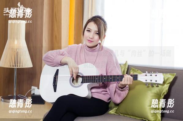 TouTiao头条女神 - 在线，欣赏娜依灵儿与“肉丝”的一场随性邂逅，氛围恰到好处。