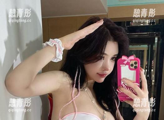 微密圈 - 仔细品味于芷晴的泳装作品，才发现她其实在浮潜…呸，是在试图引起关注吧。
