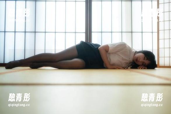 云溪溪 云溪溪在线泳装写真:对不起,泳池风景抢走了我的注意力...