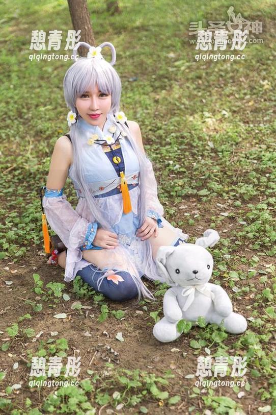 头条女神-李丽莎 头条女神 - 听说李丽莎的连衣裙让人赞不绝口,图片和原图的比例差不多,参与这场“美丽博弈”吧。