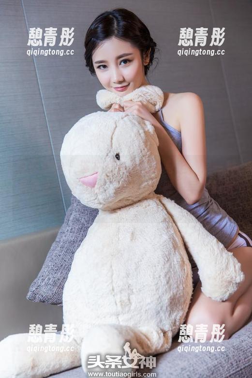 头条女神 - 连衣裙在杨曼妮身上，是一种难以言表的魅力，就像……呃，早晨的咖啡？