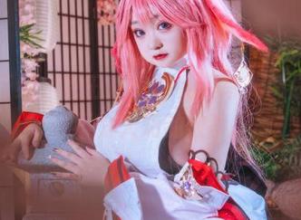 一本正经，恩田直幸的礼服写真像是在讲述不为人知的故事。