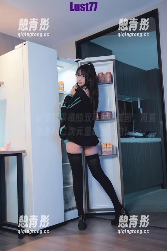 哎呀，柒柒要乖哦的双马尾配美图，简直像是从二次元里跑出来的！