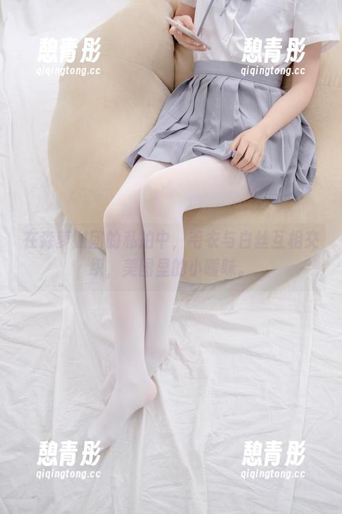 森萝财团 在森萝财团的私拍中,毛衣与白丝互相交织,美图里的小暧昧。