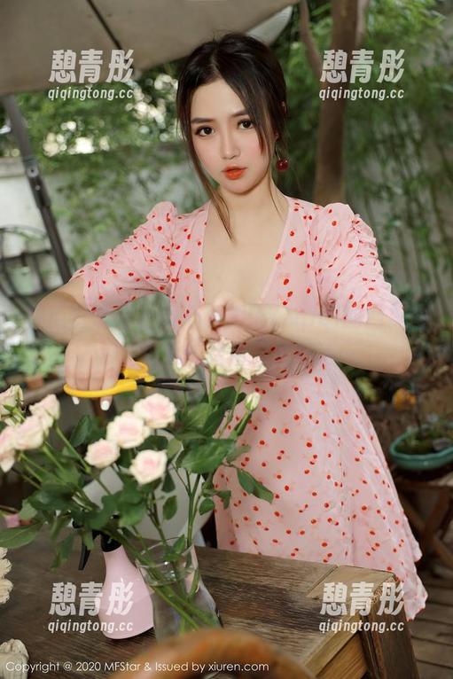 模范学院 - 不小心下载了77qiqi的网袜图包，结果忙着看忘了生活…
