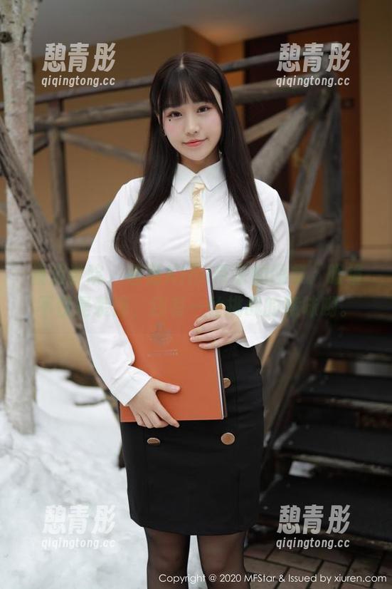 模范学院 - 茜茜Kimi带来的图集，眼镜不仅是装饰，还有一丝挑战的意味哟。