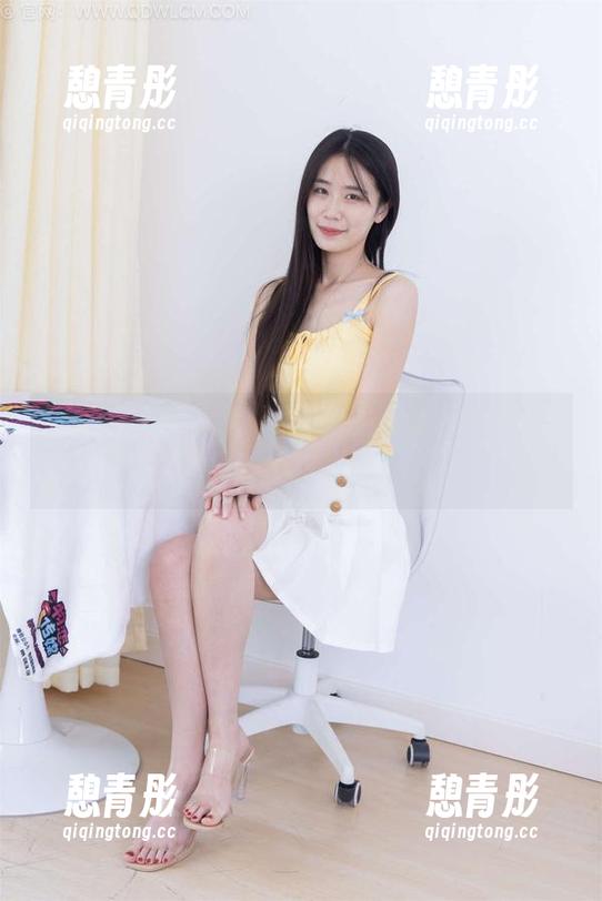 物恋传媒 - 办公室的最新套图来了，婷婷在桌子旁边神奇消失了……小心是魔术！