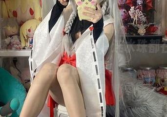 看白栎Shirly海边图包，连水珠都在想要签名的节奏。