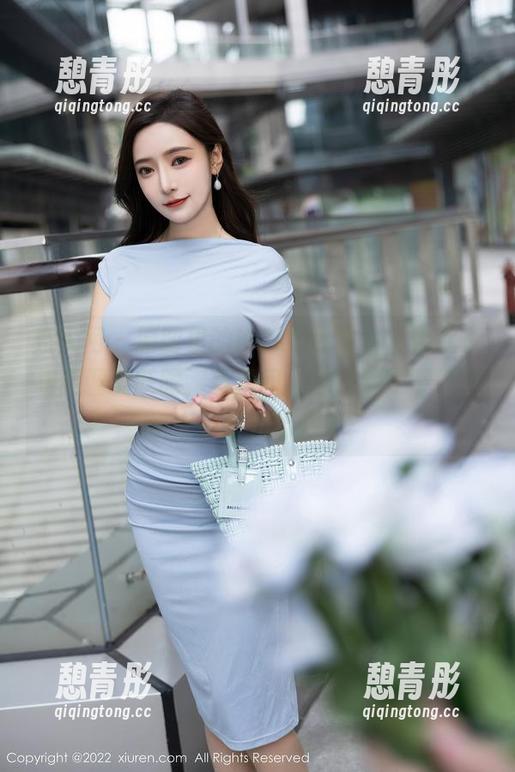秀人网 - 原图里的KOKO可可，仿佛就在跟我调皮眨眼，真想问问这甜心要不要我也来一块儿巧克力？