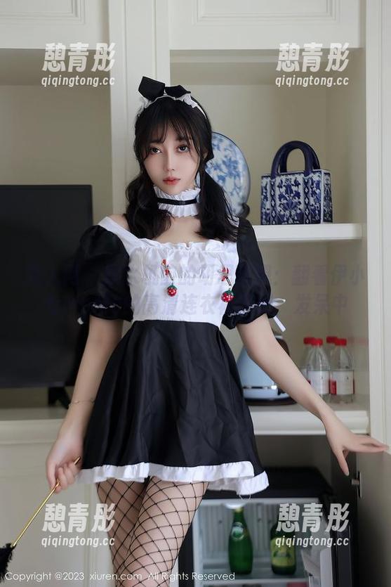 秀人网-伊小七MoMo 秀人网 - 饮水机前的胡思乱想:翻看伊小七MoMo的高清连衣裙图册,发呆中
