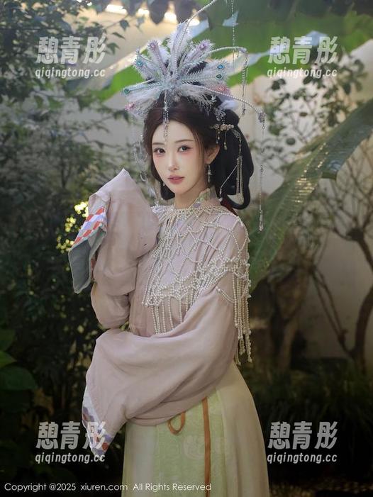 秀人网-林文文 秀人网 - 在树下探险,林文文的户外精选写真,你的目光能停留多久?