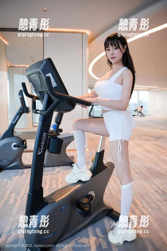 秀人网 - 梦心玥制服分享，奈何每一个姿态竟在无声中撩动心绪。