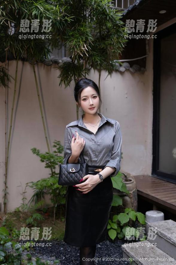 秀人网-白兔西希 秀人网 - 这份红裙合集,让白兔西希在无圣光下光芒四射。