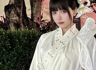 秋山AkI的吊带秀——每一寸都在拼美图啊！