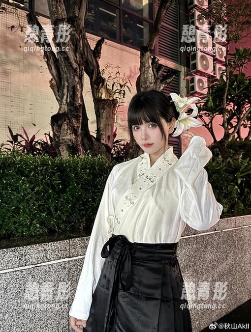 秋山AkI的吊带秀——每一寸都在拼美图啊！