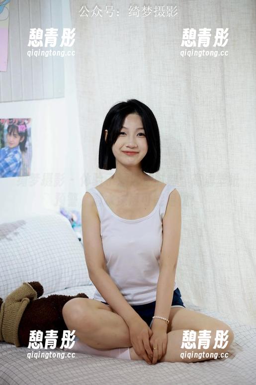 绮梦摄影 - 体验子涵泳池时刻：高清壁纸预警，潜水深度可能堪忧！