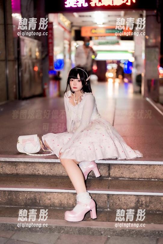 套图炫富好像不缺落落Raku，少女状况可是让人摸不着头脑。