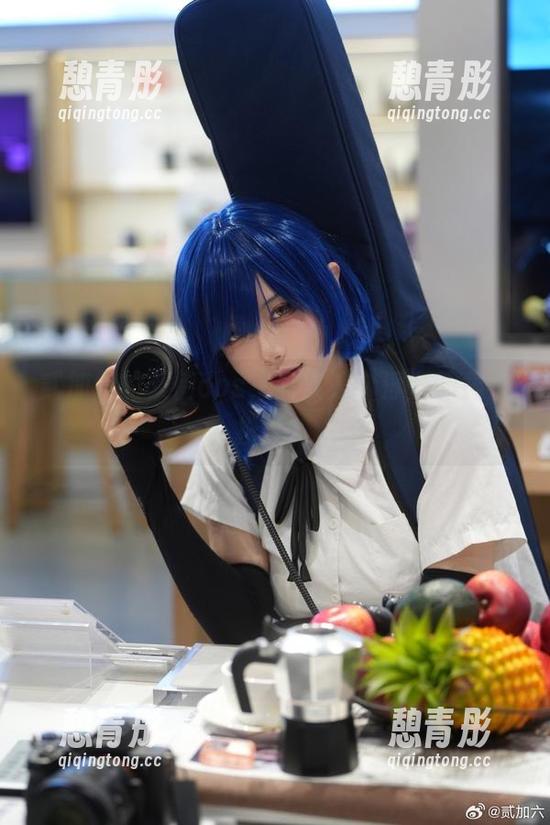 贰加六的天使cos，其实是个浮夸的角色扮演？