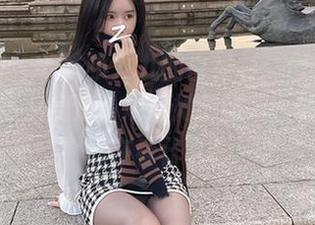 微密圈 - 软妹小九九的白衬衫：似乎是道具，似乎是魔法，观看她的图包，我忘了自己在看什么。