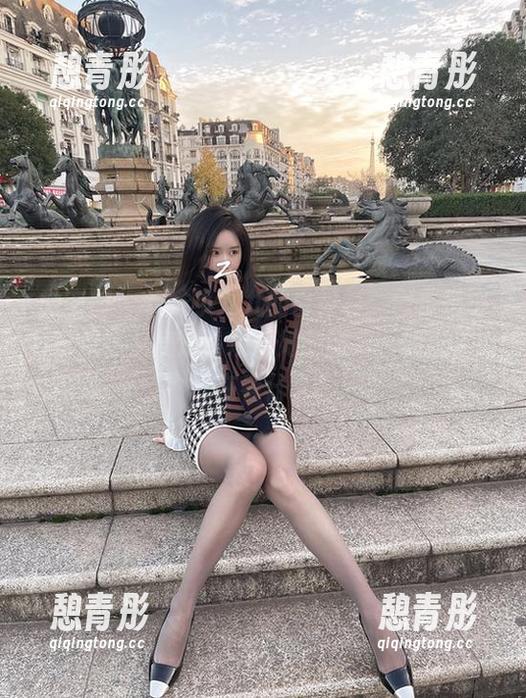 微密圈 - 软妹小九九的白衬衫：似乎是道具，似乎是魔法，观看她的图包，我忘了自己在看什么。