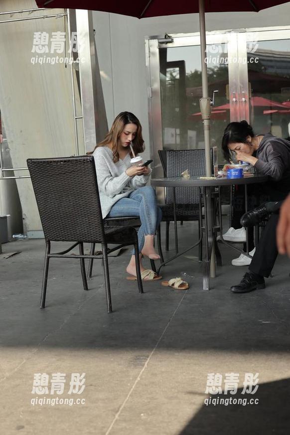 魔镜街拍 - 更新！婷婷的日常工作短缺粉裙？咳咳，了解一下！