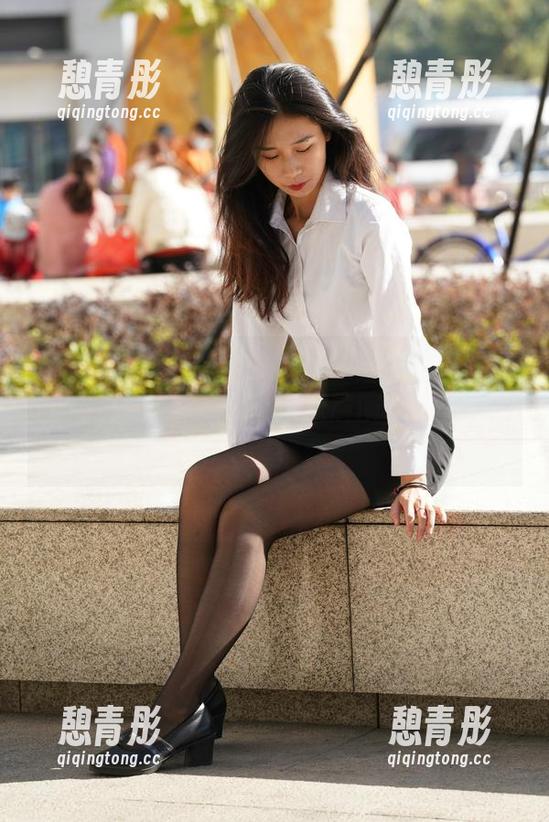 魔镜街拍-婷婷 魔镜街拍 - 高跟和白色吊带的完美撞击,婷婷又开始她的黑丝美腿展演,待高清细节慢慢揭露。