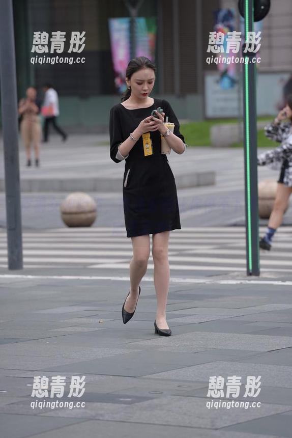 皮裤女神降临，高清套图让你停不下来的魔镜街拍！