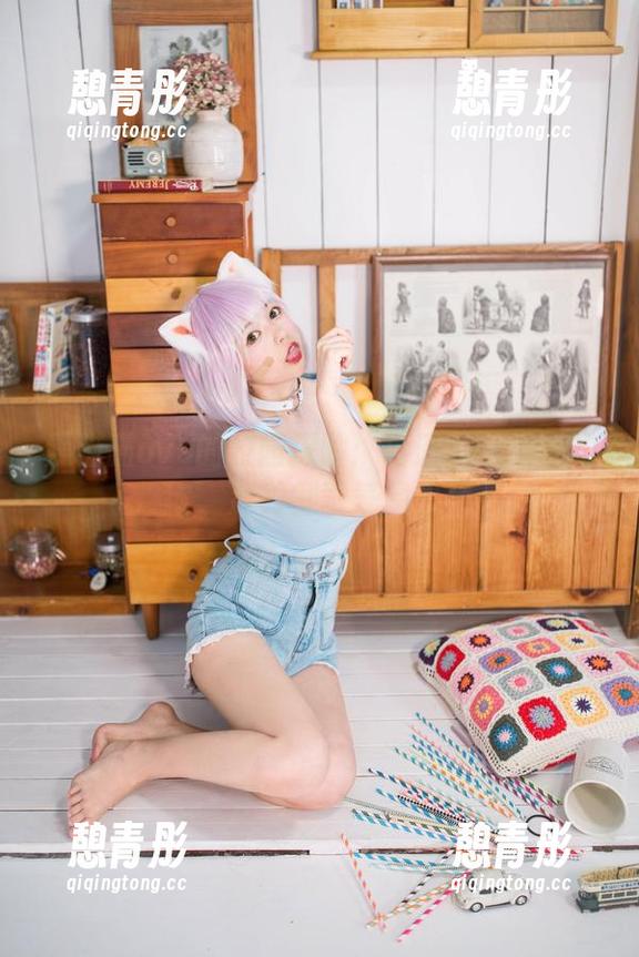 黑猫猫ovo的校园探险：高清美图显现的那种懒散气息